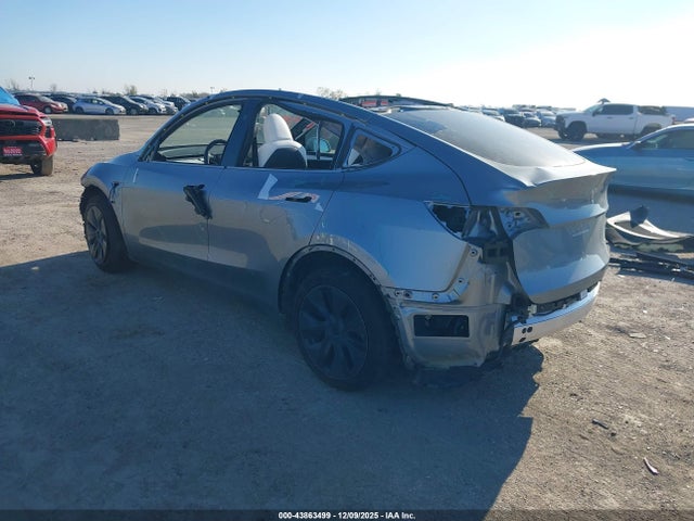 2024 TESLA MODEL Y 7SAYGDEE9RA330471 Photo 2