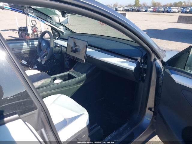 2024 TESLA MODEL Y 7SAYGDEE9RA330471 Photo 4