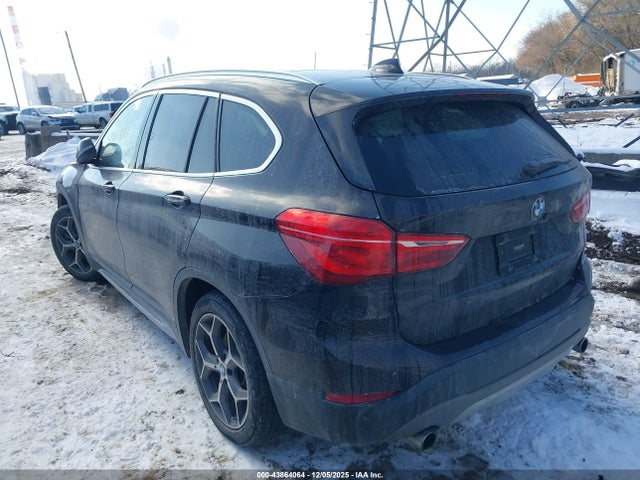 2016 BMW X1 WBXHT3C31G5E52818 Photo 2