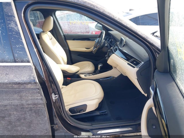 2016 BMW X1 WBXHT3C31G5E52818 Photo 4