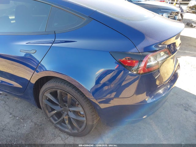 2018 TESLA MODEL 3 5YJ3E1EA3JF015598 Photo 2