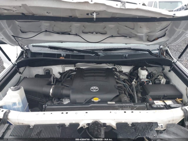 5TFNY5F10FX179099 Toyota Tundra Sr 5.7l V8