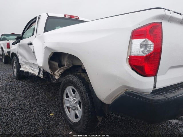 5TFNY5F10FX179099 Toyota Tundra Sr 5.7l V8