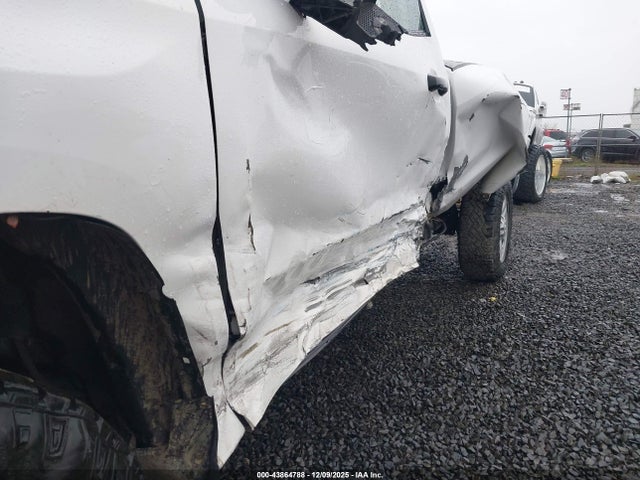 5TFNY5F10FX179099 Toyota Tundra Sr 5.7l V8