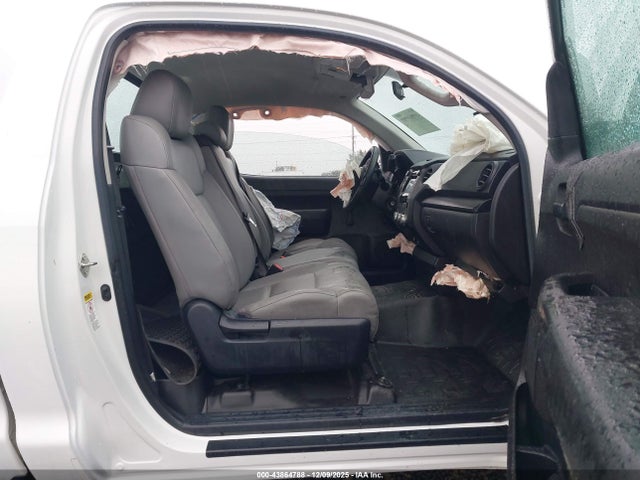 5TFNY5F10FX179099 Toyota Tundra Sr 5.7l V8