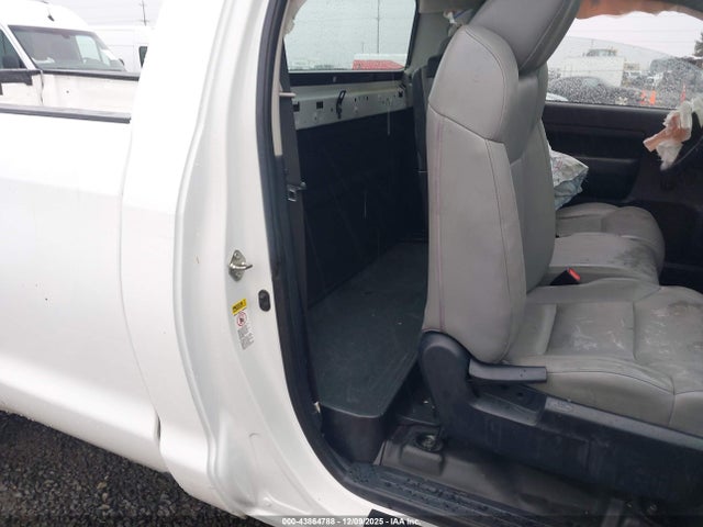 5TFNY5F10FX179099 Toyota Tundra Sr 5.7l V8