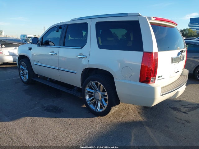 2011 CADILLAC ESCALADE 1GYS4DEFXBR266281 Photo 2
