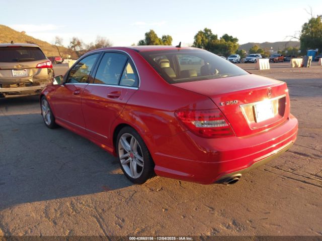 2013 MERCEDES-BENZ C 250 WDDGF4HB5DA795059 Photo 2