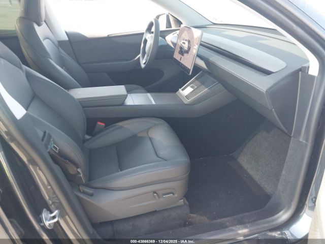 2026 TESLA MODEL Y 7SAYGDEDXTA471872 Photo 4