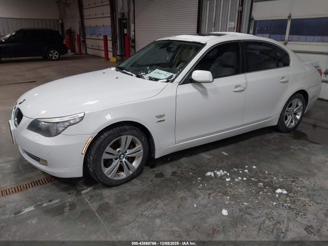 2010 BMW 528I WBANV1C56AC157615 Photo 1