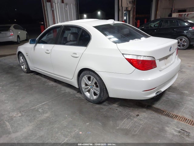 2010 BMW 528I WBANV1C56AC157615 Photo 2