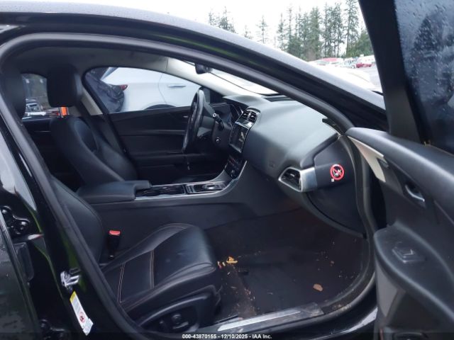 2017 JAGUAR XE SAJAK4BN1HA952639 Photo 4