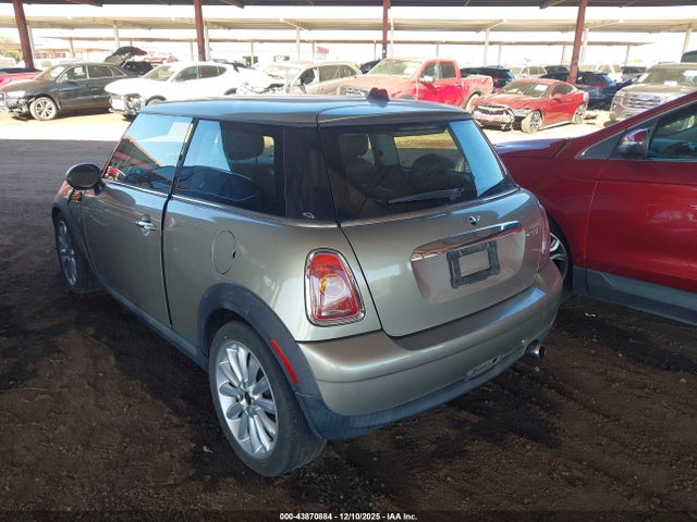 2010 MINI COOPER WMWMF3C52ATZ26549 Photo 2