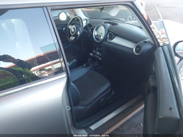 2010 MINI COOPER WMWMF3C52ATZ26549 Photo 4