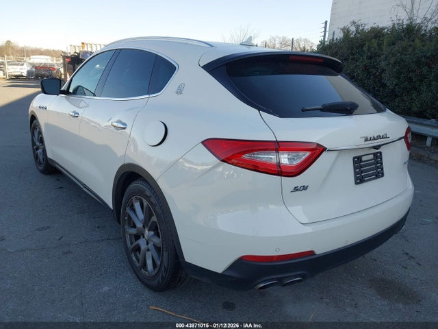 2018 MASERATI LEVANTE ZN661YUAXJX292031 Photo 2