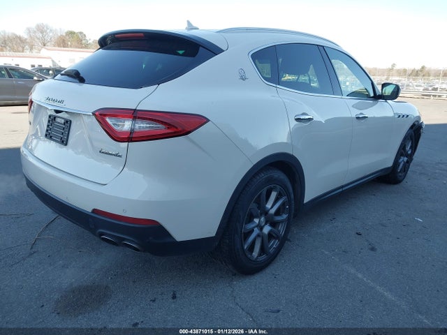 2018 MASERATI LEVANTE ZN661YUAXJX292031 Photo 3