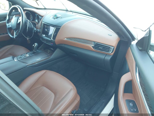 2018 MASERATI LEVANTE ZN661YUAXJX292031 Photo 4