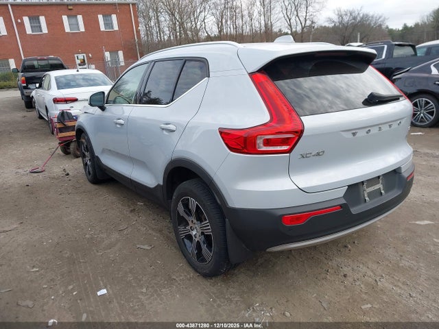 2022 VOLVO XC40 YV4162UL7N2708046 Photo 2