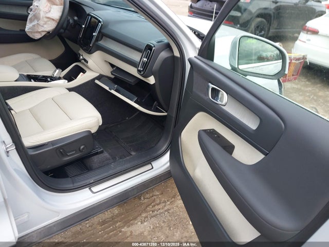 2022 VOLVO XC40 YV4162UL7N2708046 Photo 4