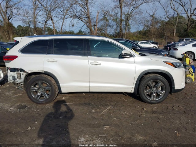 Toyota Highlander Limited Platinum 2018 5TDDZRFH1JS493517 Image 13