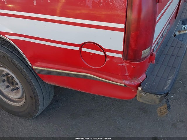 1998 Gmc Suburban 2500 Sl მანქანა იყიდება აუქციონზე, vin: 1GKGC26R7WJ725044, აუქციონის ნომერი: 43871618