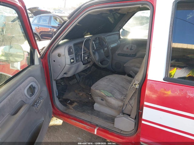 1998 Gmc Suburban 2500 Sl მანქანა იყიდება აუქციონზე, vin: 1GKGC26R7WJ725044, აუქციონის ნომერი: 43871618
