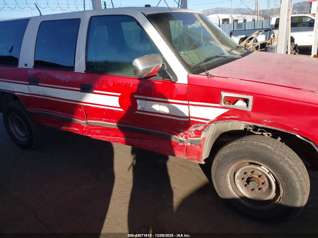 1998 Gmc Suburban 2500 Sl მანქანა იყიდება აუქციონზე, vin: 1GKGC26R7WJ725044, აუქციონის ნომერი: 43871618