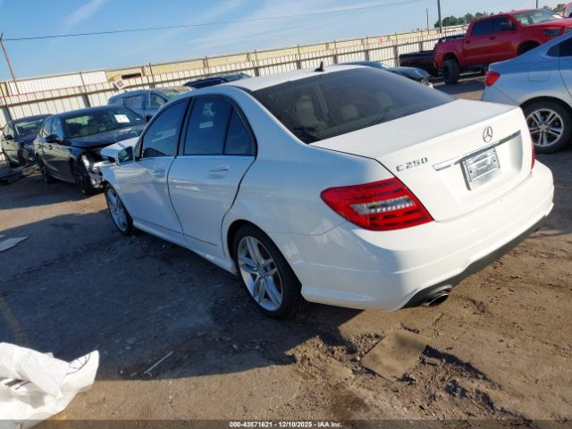 2014 MERCEDES-BENZ C 250 WDDGF4HB4ER308517 Photo 2