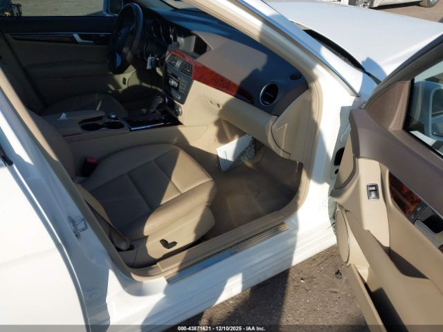 2014 MERCEDES-BENZ C 250 WDDGF4HB4ER308517 Photo 4