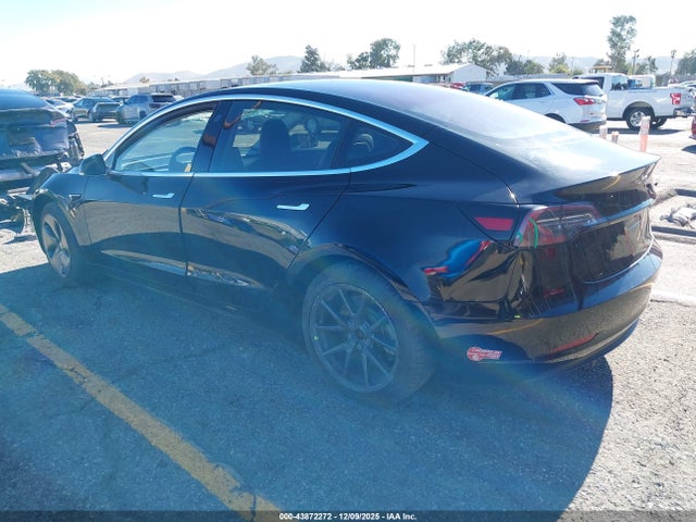 2018 TESLA MODEL 3 5YJ3E1EAXJF013881 Photo 2