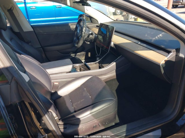 2018 TESLA MODEL 3 5YJ3E1EAXJF013881 Photo 4