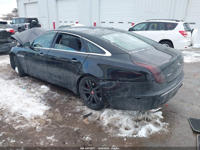 2011 JAGUAR XJ SAJWA2GB6BLV10043 Photo 2