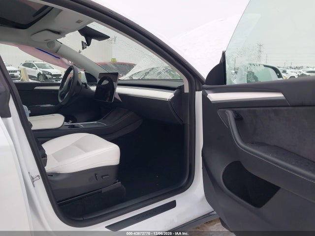 2023 TESLA MODEL Y 7SAYGDEE0PF609758 Photo 4
