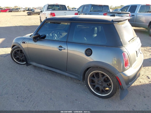 2006 MINI COOPER S WMWRE33526TN28659 Photo 2