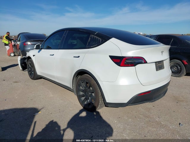 2024 TESLA MODEL Y 7SAYGDED5RF095433 Photo 2