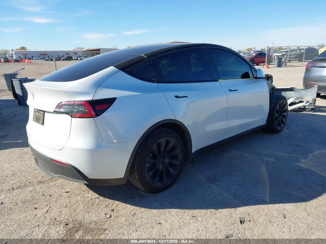 2024 TESLA MODEL Y 7SAYGDED5RF095433 Photo 3