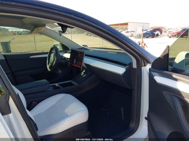 2024 TESLA MODEL Y 7SAYGDED5RF095433 Photo 4