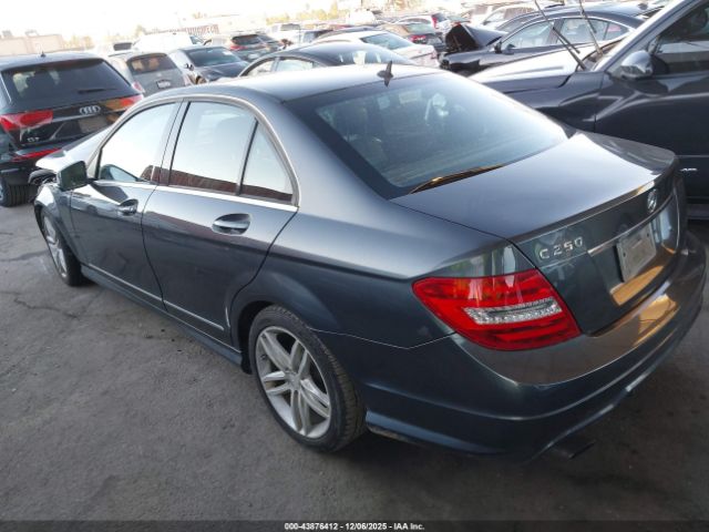 2014 MERCEDES-BENZ C 250 WDDGF4HB0ER307204 Photo 2