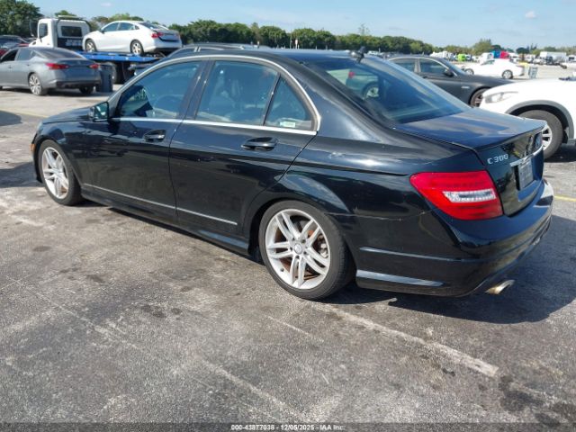 2013 MERCEDES-BENZ C 300 WDDGF8AB2DR265053 Photo 2