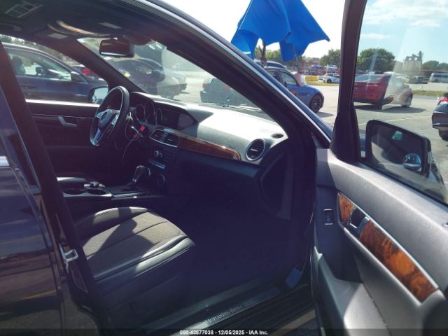 2013 MERCEDES-BENZ C 300 WDDGF8AB2DR265053 Photo 4