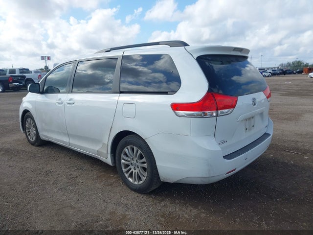 43877121 :رقم المزاد ، 5TDYK3DC7DS377883 vin ، 2013 Toyota Sienna Xle V6 8 Passenger مزاد بيع