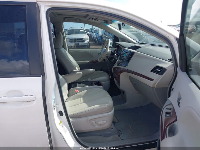 43877121 :رقم المزاد ، 5TDYK3DC7DS377883 vin ، 2013 Toyota Sienna Xle V6 8 Passenger مزاد بيع