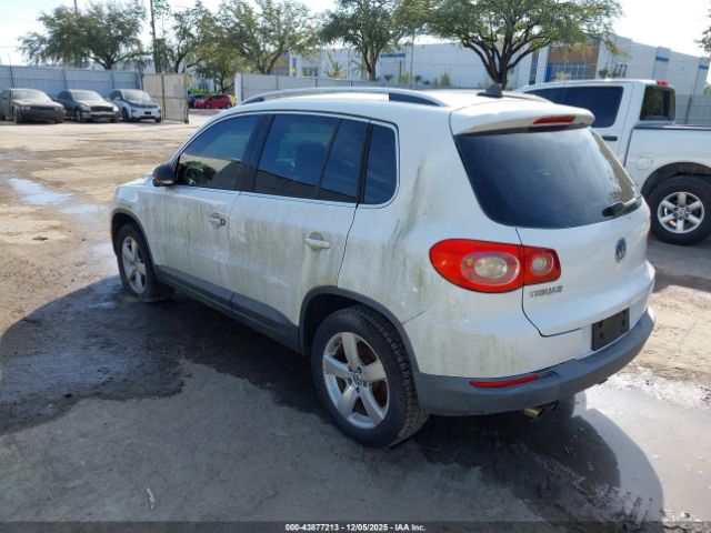 2011 VOLKSWAGEN TIGUAN WVGAV7AX3BW500871 Photo 2