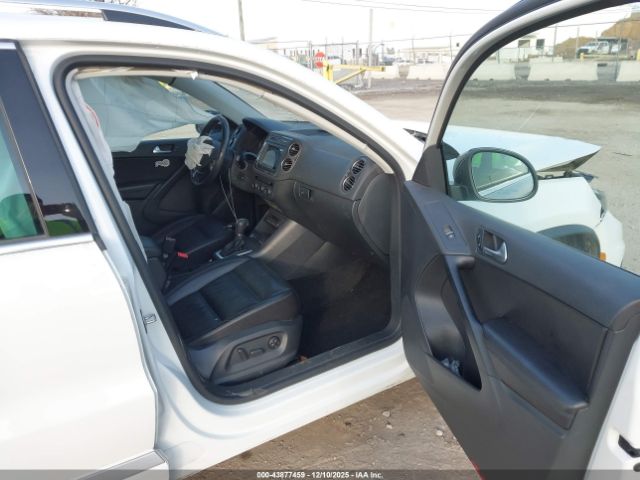 2017 VOLKSWAGEN TIGUAN WVGTV7AX0HK006363 Photo 4