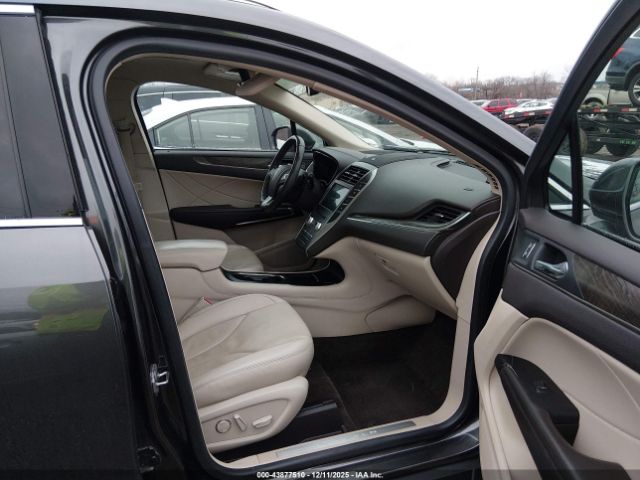 2019 LINCOLN MKC 5LMCJ3D91KUL00686 Photo 4