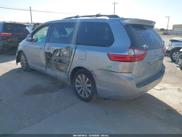 2017 TOYOTA SIENNA 5TDYZ3DC3HS768031 Photo 2