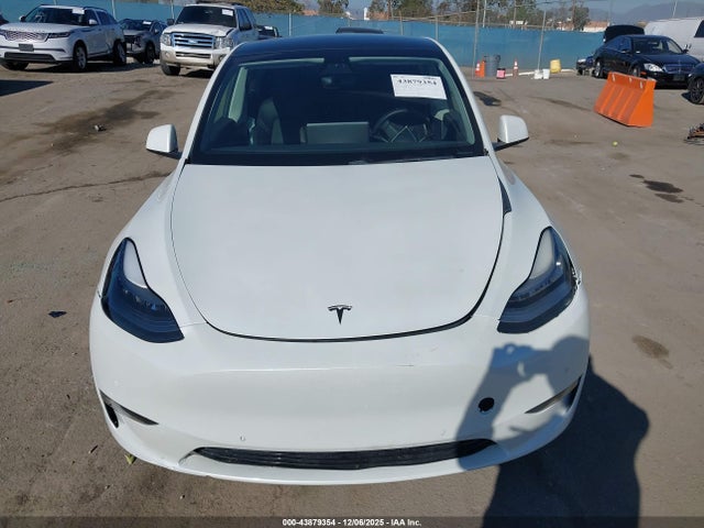Tesla Model Y 2021 5YJYGDEE5MF072572 Image 12