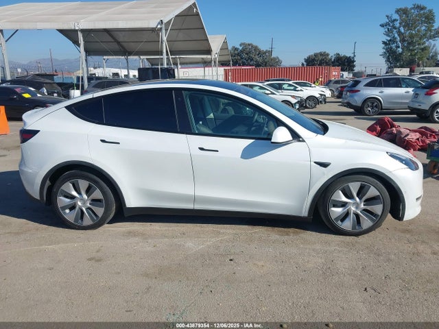 Tesla Model Y 2021 5YJYGDEE5MF072572 Image 13