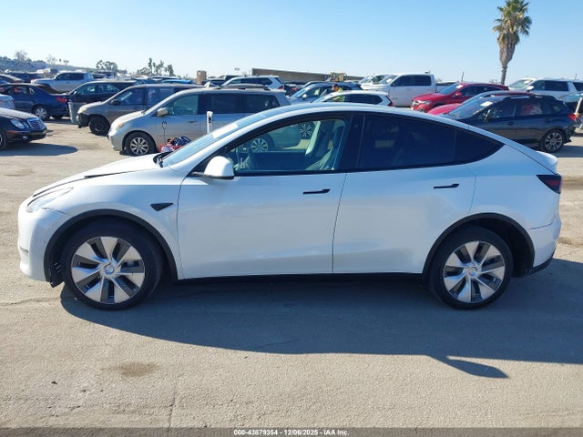 Tesla Model Y 2021 5YJYGDEE5MF072572 Image 14