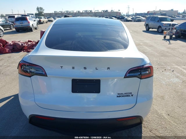 Tesla Model Y 2021 5YJYGDEE5MF072572 Image 16
